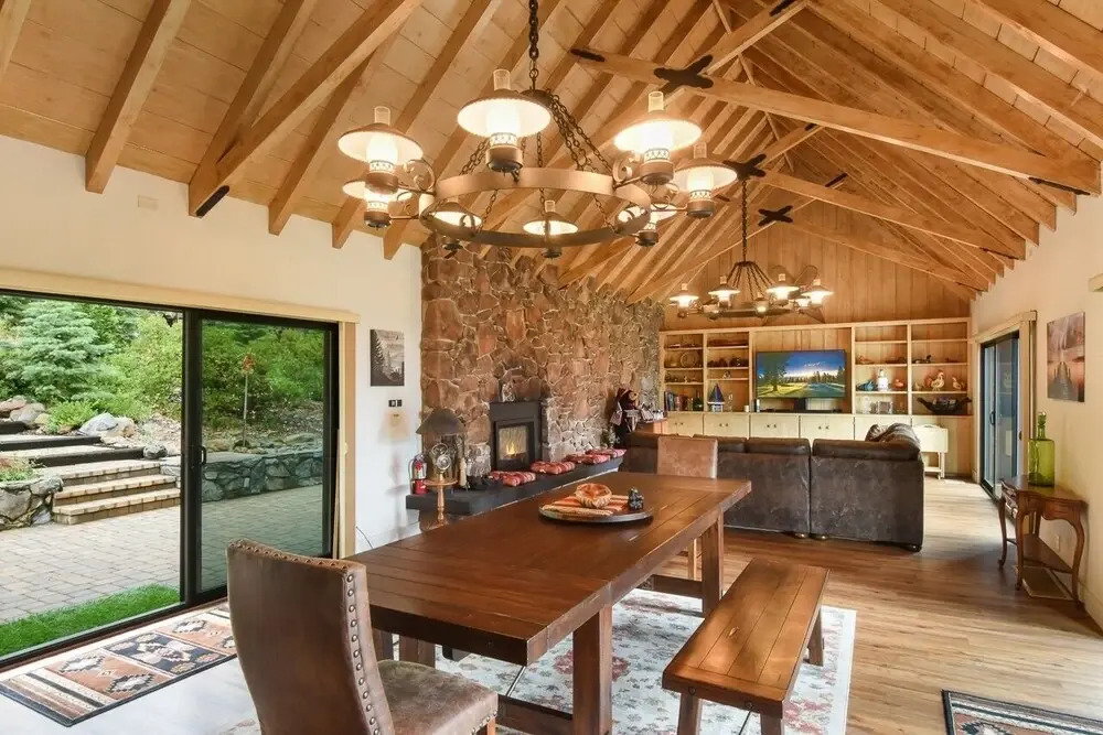 Villa Montagna Lodge 5 Bedroom Home by Redawning