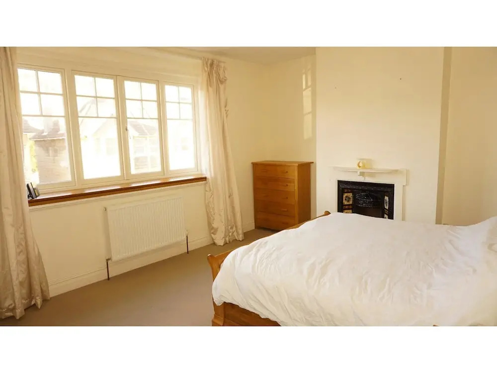 Charming, Spacious 3-br Home for 6 in Central Bath