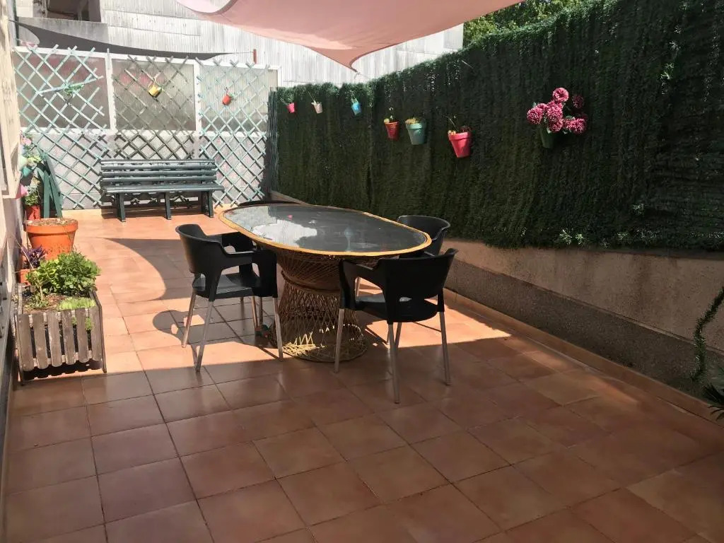 apartamento con amplia terraza cerca del hospital clínico