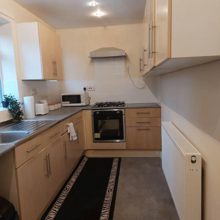 Warrington - House - Sleeps 6 - Parking - Garden