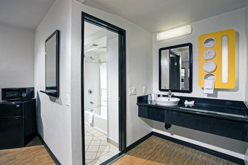 Motel 6 Newport Beach