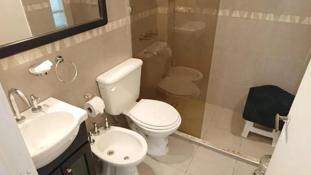 Excelente departamento con balcón a la calle sobre avenida
