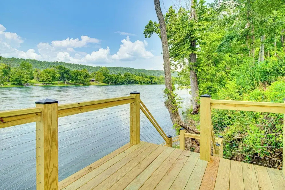 Flippin Home w/ Deck & Grill: Steps to White River