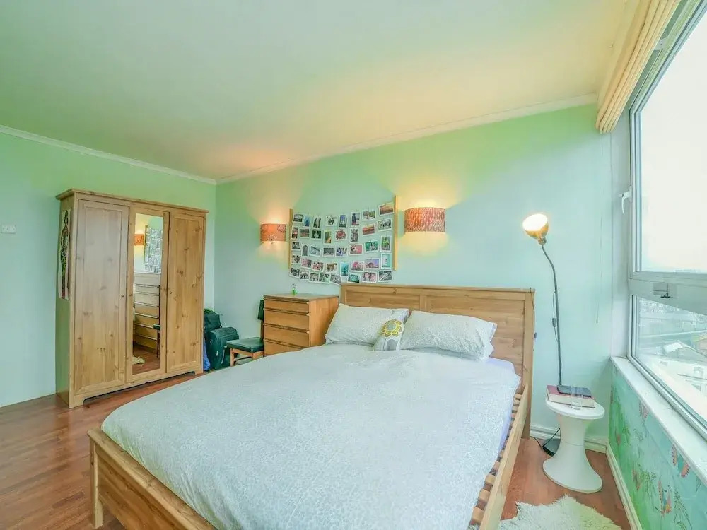 1 BR Limehouse Flat With Stunning Views of London!