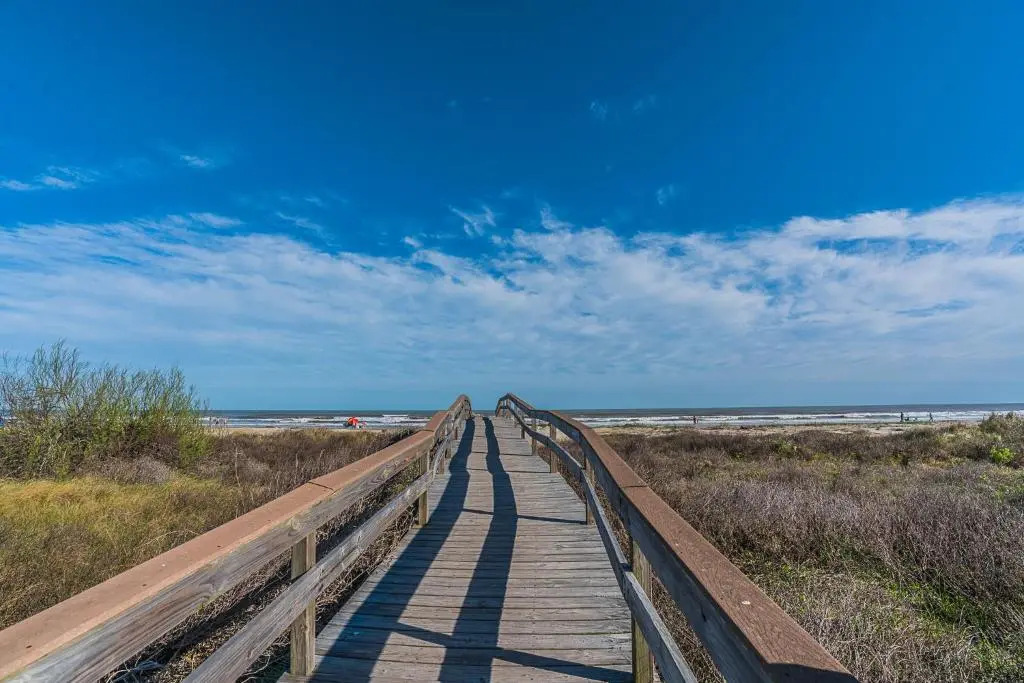 SUNNY DAZE Walk to Beach 2 Decks Pet Friendly Has a Mini Bar