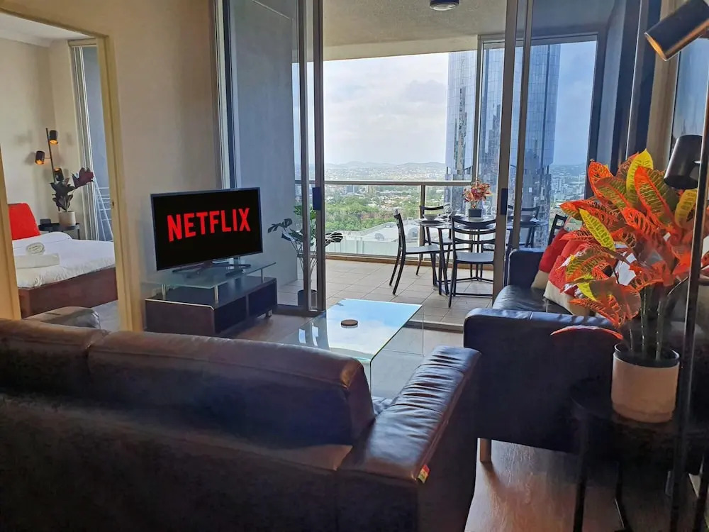 2BR Stunning Views CBD Pool Gym Netflix