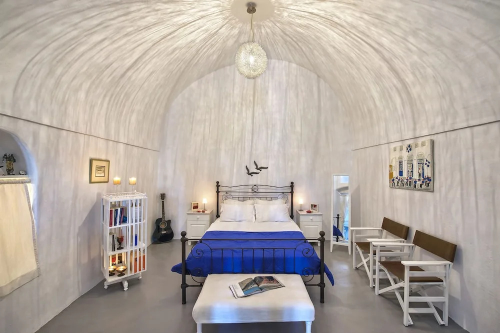 Pyrgos 3-Bed Villa Sleeps 8 with Pool and AirCon