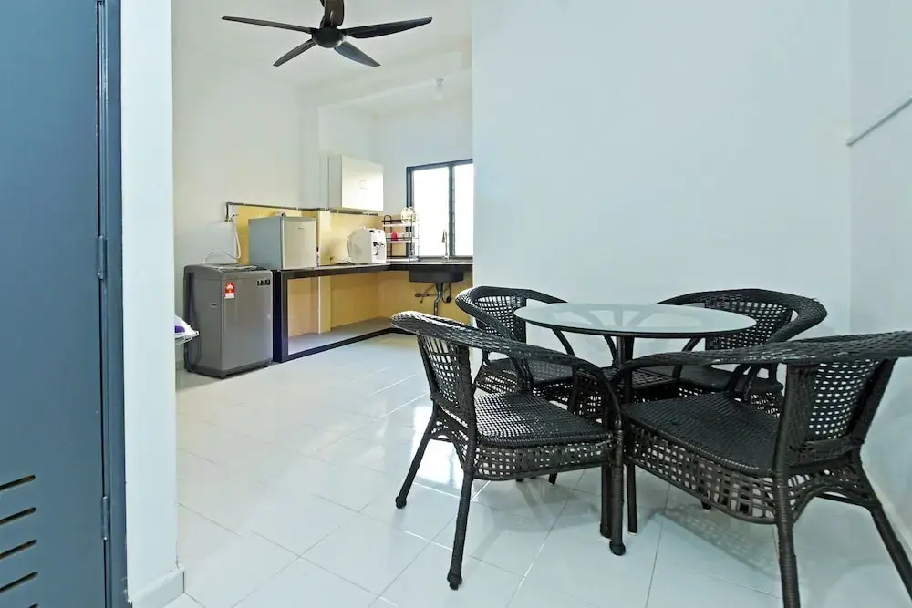 OYO 90493 JL Homestay