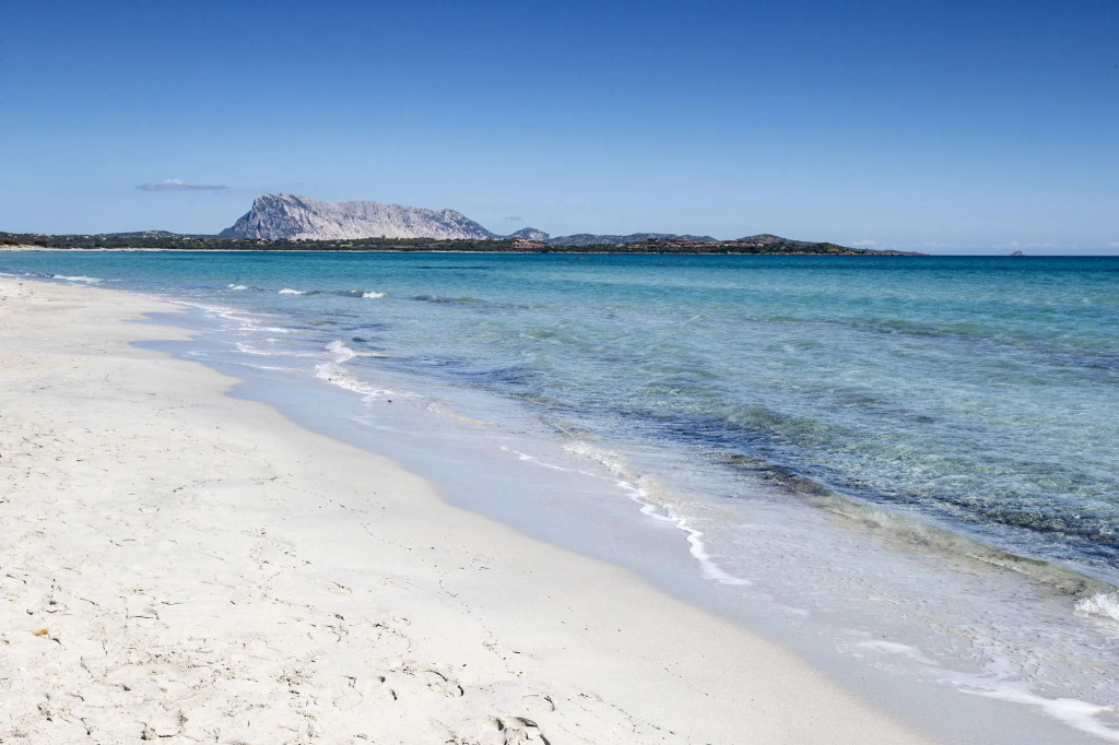 HOTEL Al FARO , SPIAGGIA LA CINTA ,SAN TEODORO