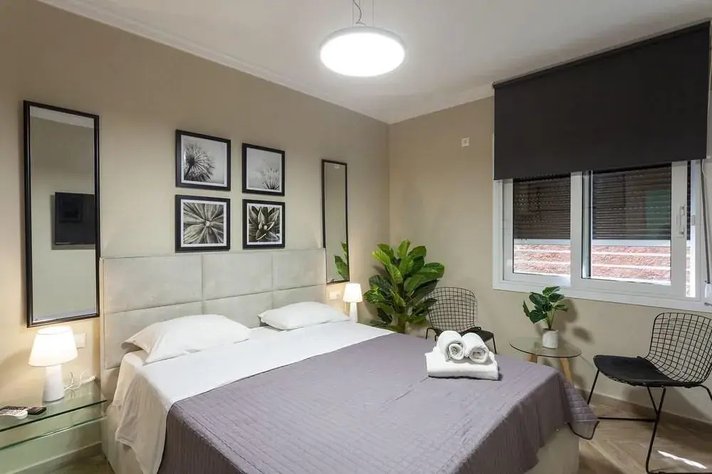 Privilege Apt with Private Yard- Parking