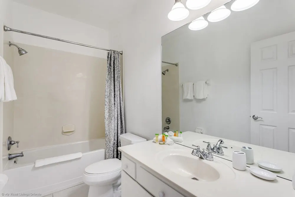 NEW Tastefully Designed Town Home. Close to Attractions, Steps From Convention Center! 3br/3ba #3vc138
