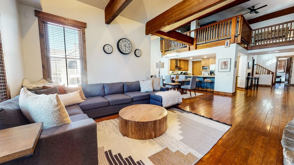 Snowcreek VI The Lodges 1130 Pet-Friendly, Beautiful and Spacious, Garage and Washer Dryer by RedAwning