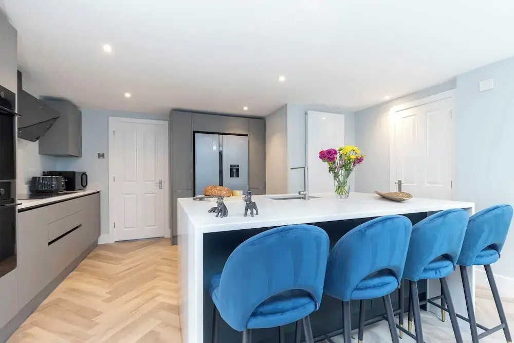 Elliot Oliver - Comfortable Five Bedroom Town Centre House With Garden & Garage