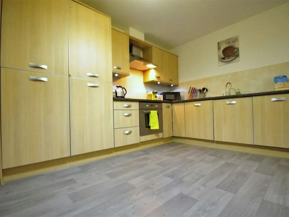 Kings Court Apartment