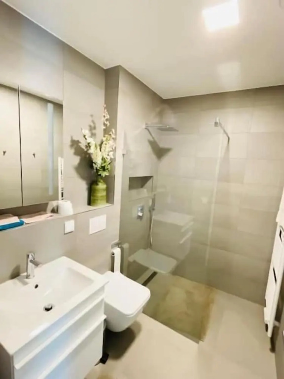Lux Green Flat in Center-Parking&Terrace