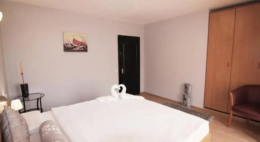 Domino 2BD Apartment UniriiI Square