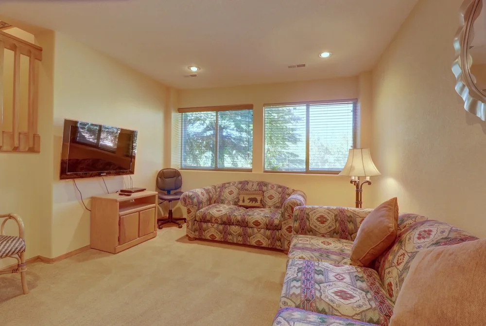 75 Corinthian 3br 3ba Spacious Layout, Private Garage. 3 Bedroom Townhouse by RedAwning