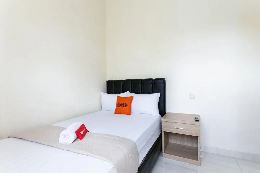 RedDoorz Syariah near Purwosari Train Station