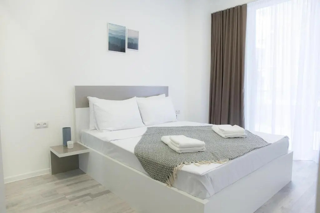 Brand new, bright, 1 bedroom unit, 100 Mbps Wi-Fi.