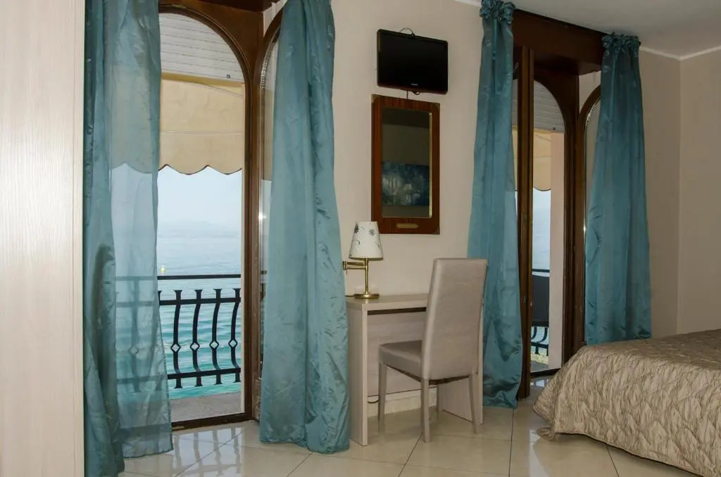 La Vista Postcard Hotel