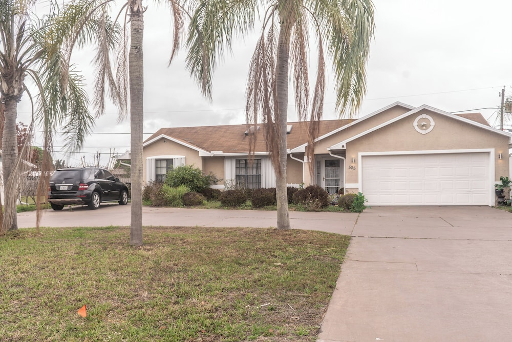 Port St. Lucie Poolside Oasis