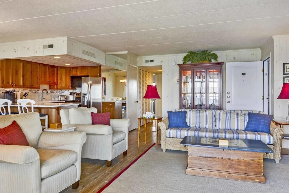 Harbour Island 307l 2 Bedroom Condo by RedAwning
