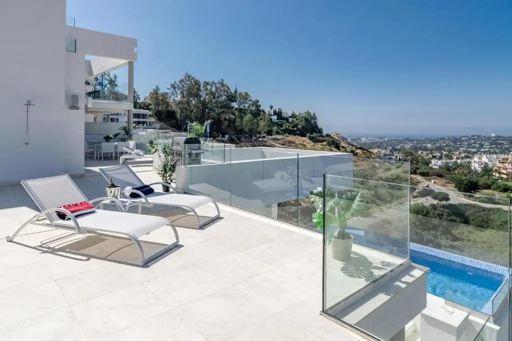 LMR1- Modern penthouse, private pool, families only