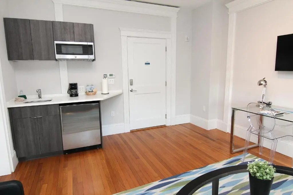Large Studio w/ Queen AND Sofa Bed..#38
