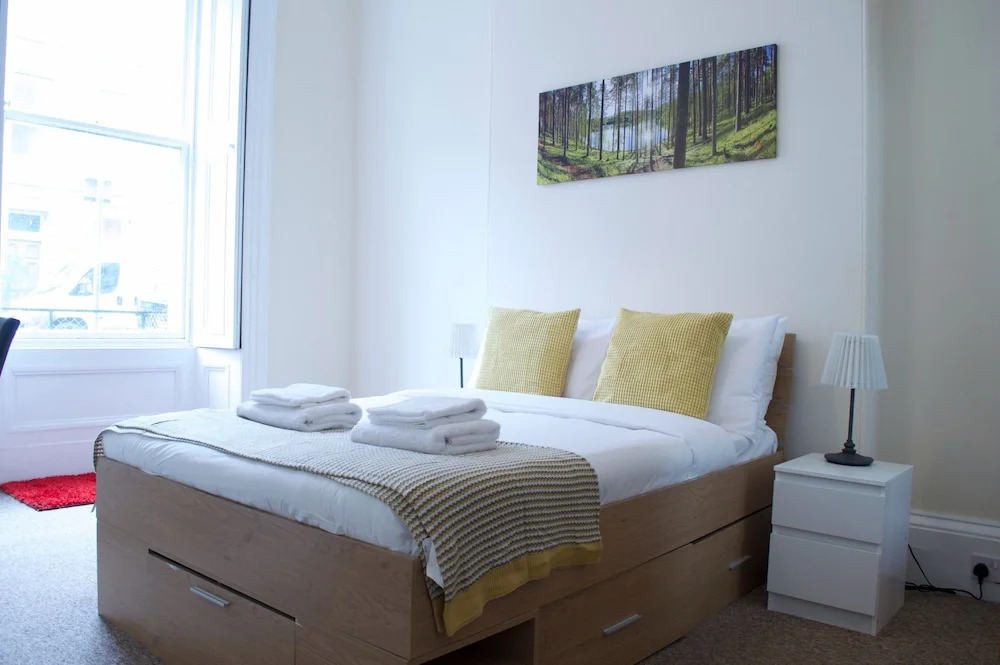 3 Bedroom Apartment In Edinburgh