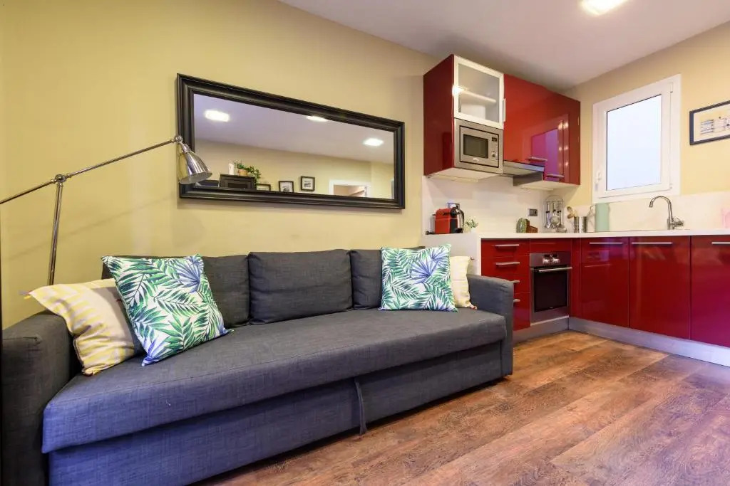 RamblasRentals Cozy Renovated 2BR with Balcony Lift 20M Rambla - Parking - Wifi