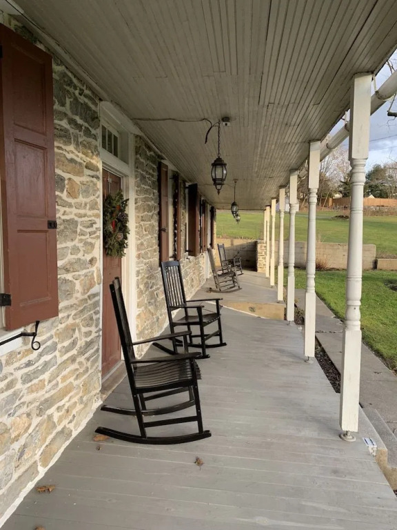 The Avenue Guesthouse and Gallery