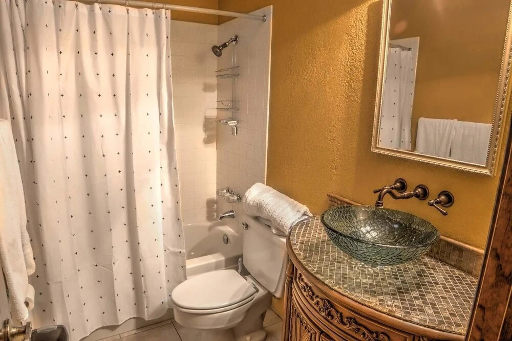 SLS Kathleen Amazing Location with FREE Heated Pool, Spa, Pool Table &