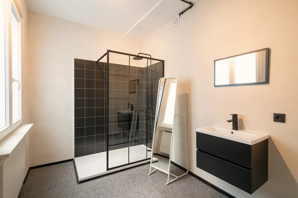 Grand Central 2BR Apartment Sleeps 14