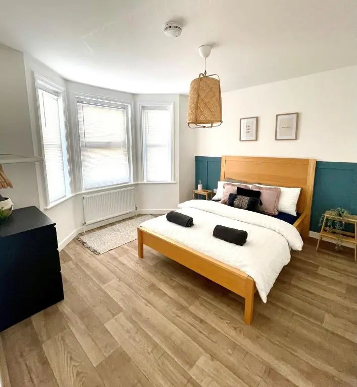 Central, Bright & Spacious Apartment - Parking Included