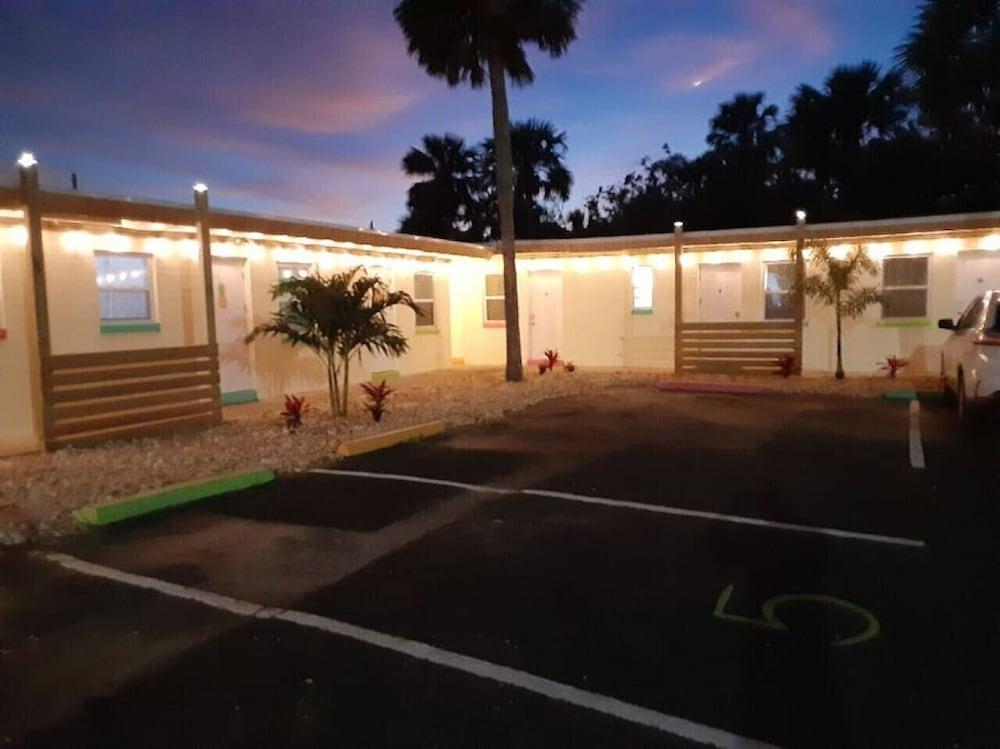 6 Pineapple Shores Retro Inn Queen Studio