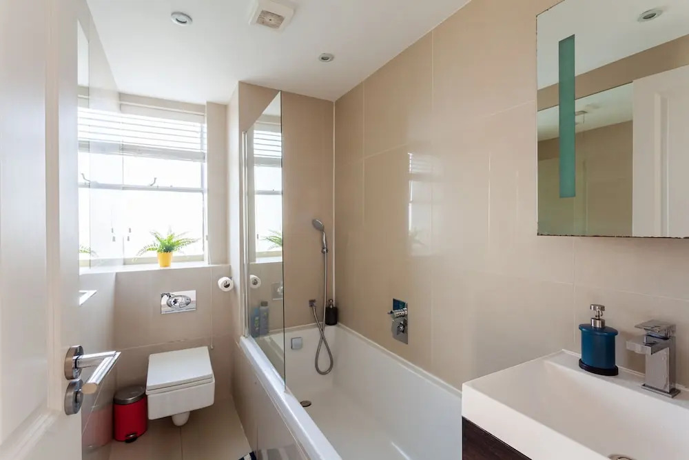 3 Bedrooms 2 Bathrooms Apartment London
