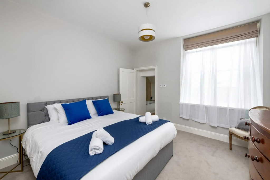 Georgian 3 Bed 3 Bath Central Apartment & Parking