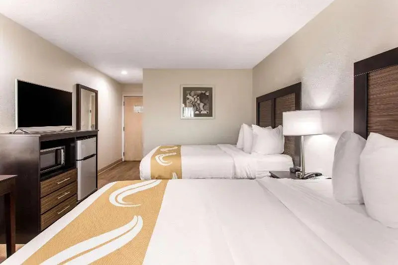 Econo Lodge Inn & Suites