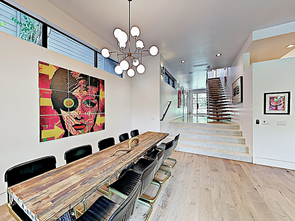 New Listing! Spacious Luxe Near Downtown 4 Bedroom Home