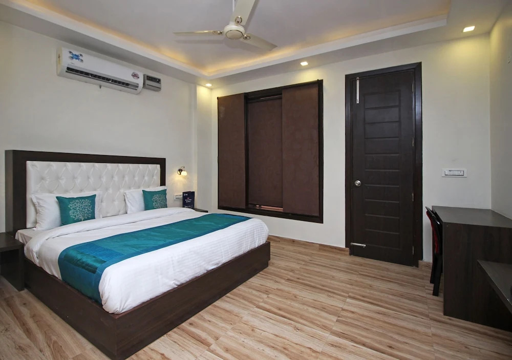 OYO 8982 Surya Residency