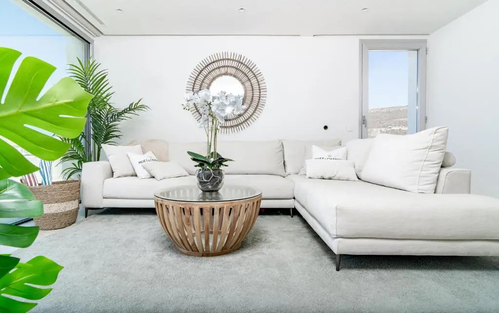 LMR1- Modern penthouse, private pool, families only