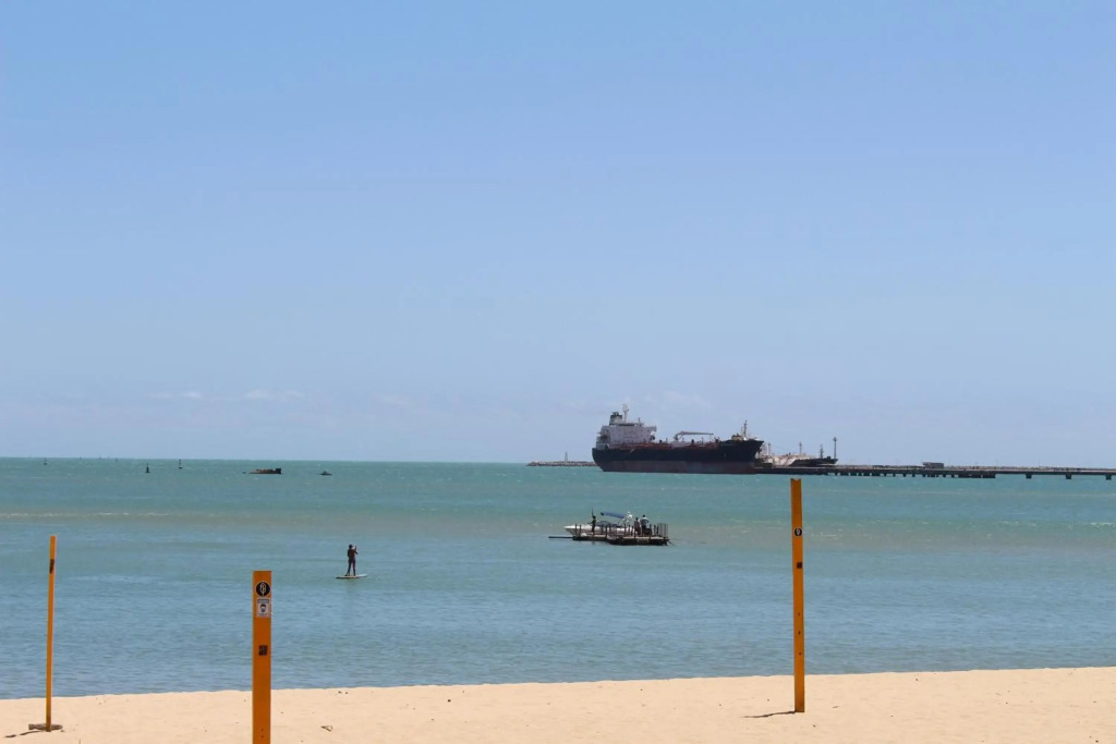 13 FLAT BEIRA MAR Com ENERGIA, VAGA, 3 CAMAS, WI-FI e AR