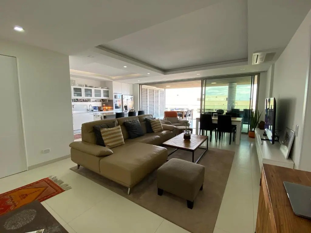 Bay View One, Stunning 3 bed condo with sea view & rooftop pool