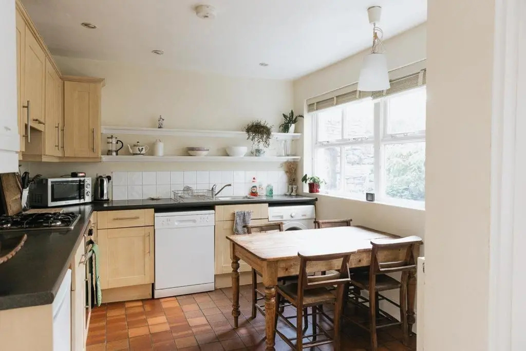 SUNNYSIDE APARTMENT - Spacious 2 Bedroom Ground Floor with Free Parking In Kendal, Cumbria