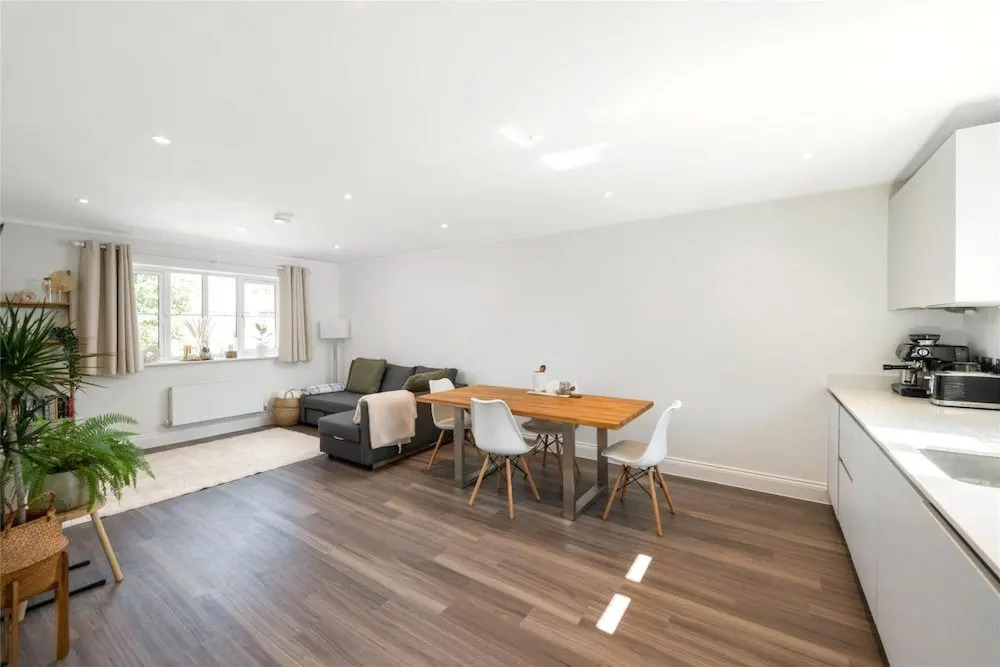2 Bed 2 Bath Apt Close to Reigate Station - 2230