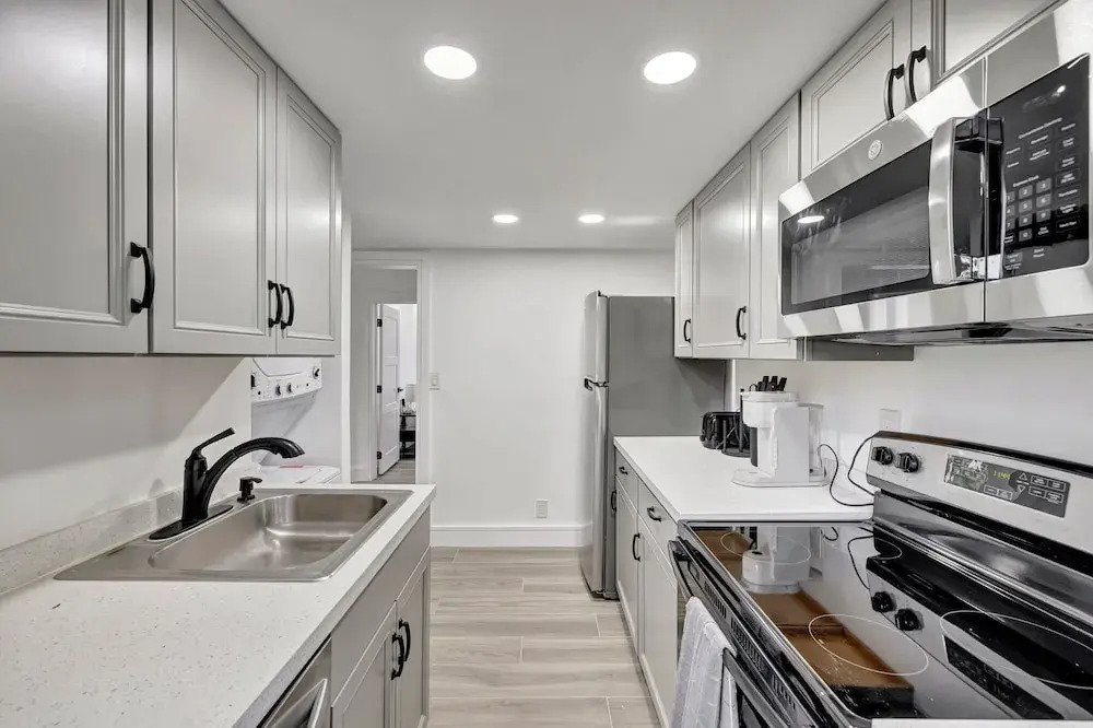 Sophisticated 2BR1BA Short Walk to Beach