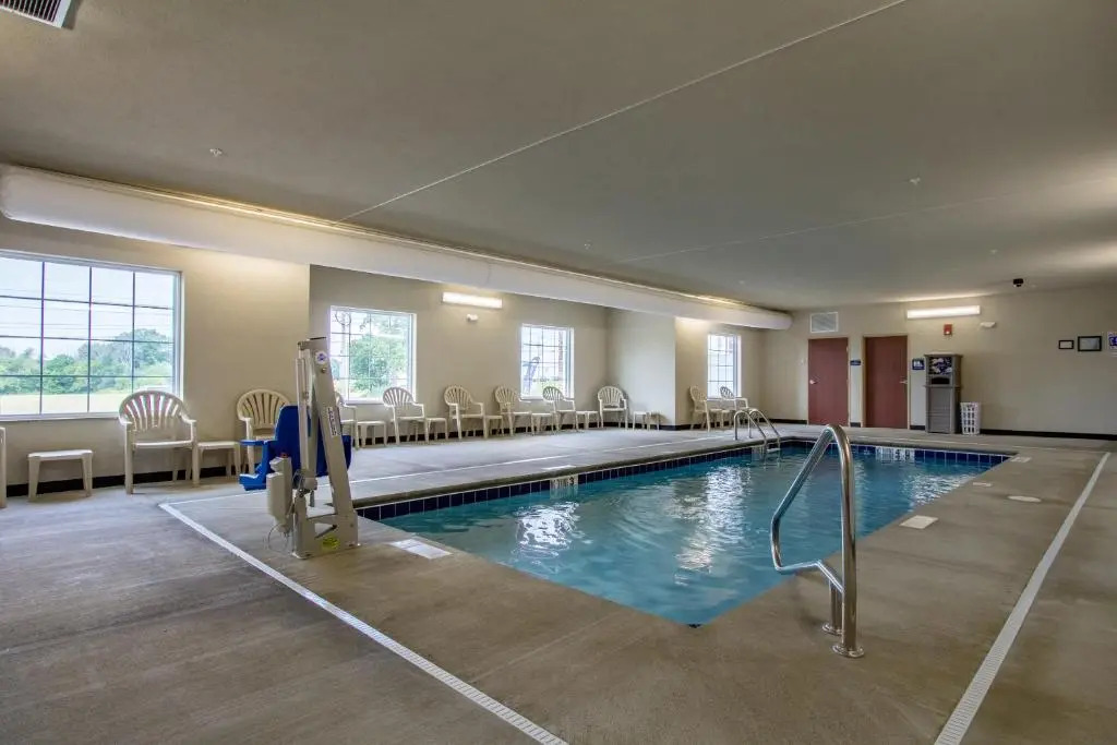 Cobblestone Hotel & Suites - Torrington