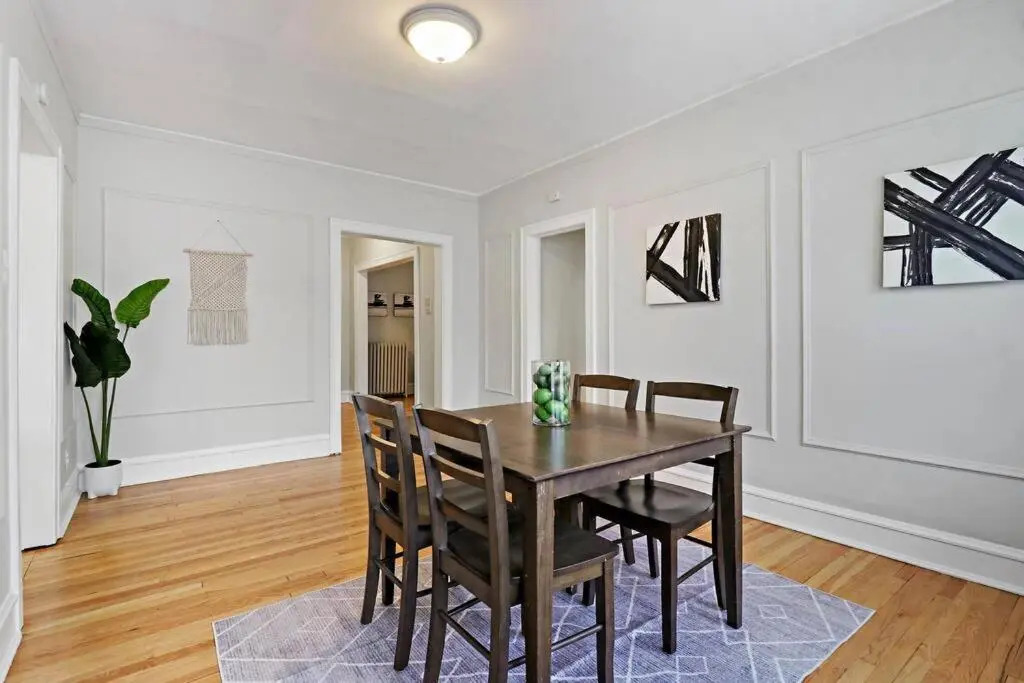 Simple and Roomy 1BR Apt in Evanston