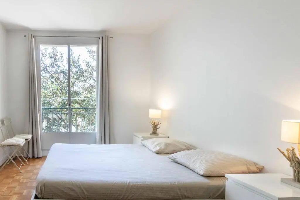 Paris City – Spacious 3 bedroom flat for families -3 minutes from metro station