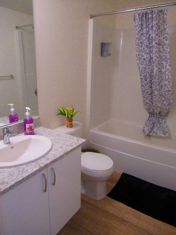 Trendy Dt Condo - 17th Ave+parking, Pets